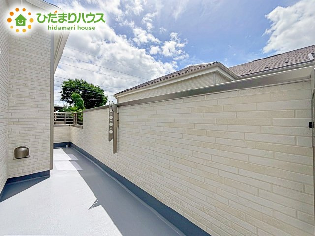 【バルコニー】 | 水戸市大塚町3期　新築戸建　A号棟 | ワイドなバルコニーで、ご家族全員のお洋服もらくらく干せちゃいます☆日差しをたっぷりと浴びた布団やマットレスで気持ち良く休めるようになりますね！