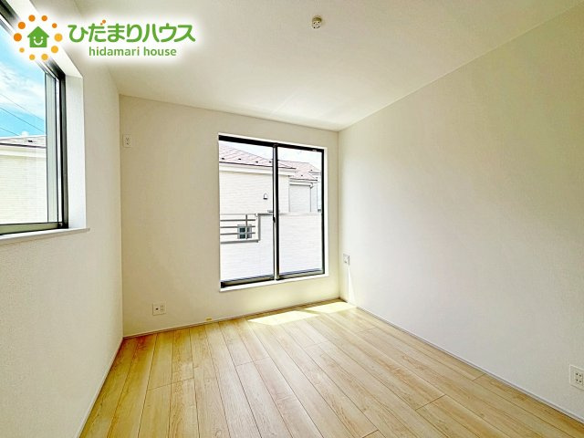 【洋室】 | 水戸市大塚町3期　新築戸建　A号棟 | バルコニーに面しているので干したフワフワのお洗濯物はそのままお部屋にすっきり収納♪