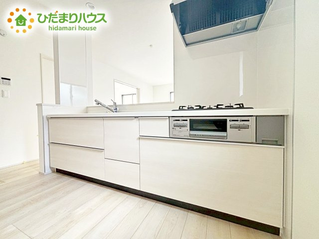 【キッチン】 | 水戸市大塚町3期　新築戸建　A号棟 | 3口コンロが嬉しいシステムキッチン♪広いシンクや作業台でお料理が捗ります♪