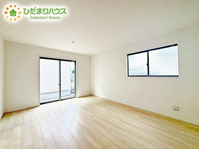 【居間・リビング】 | 水戸市大塚町3期　新築戸建　A号棟 | ホワイトを基調としたLDKは、明るく上品な心地よさを演出してくれます。空間に広がりをもたらし、より一層広く感じさせてくれます。