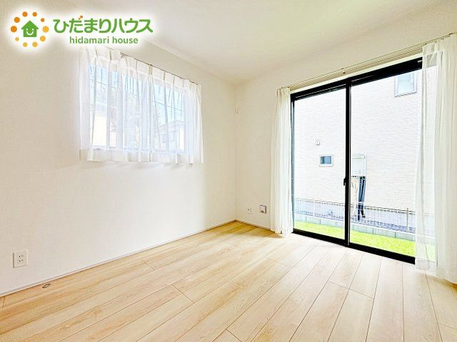 【洋室】 | 水戸市大塚町3期　新築戸建　A号棟 | 二面採光の設計で明るい時間帯は陽が入り、リラックス出来るお部屋となっています。