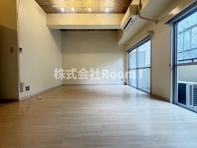 【洋室】 | トウセン本町橋ビル | 広くて明るい寝室
※反転タイプ