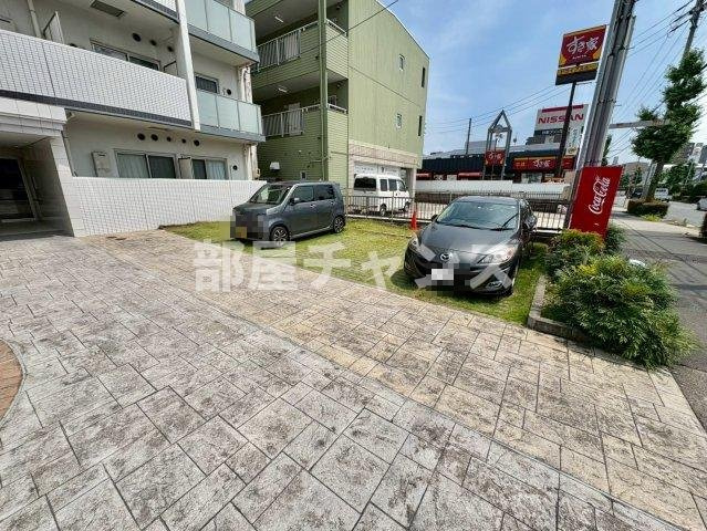 ロイヤルピジョン ライズの駐車場