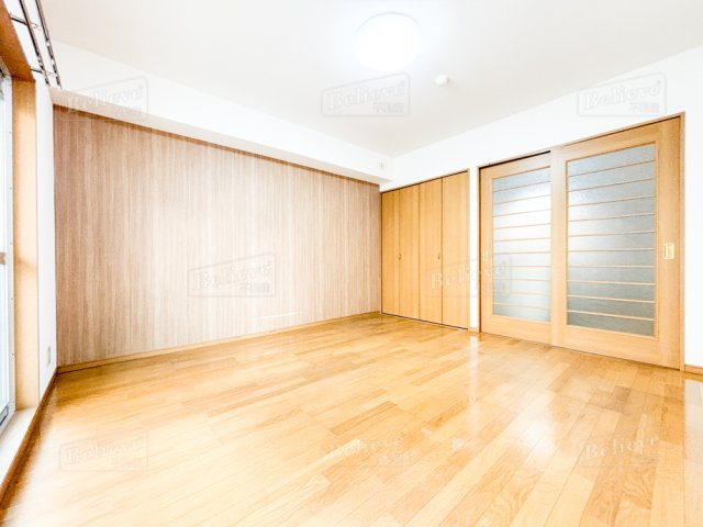 メープルコートⅠの居間・リビング|明るい室内です☆