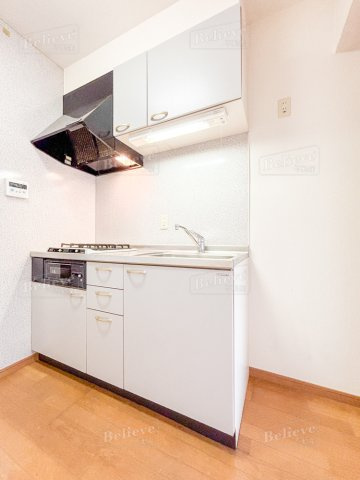 メープルコートⅠのキッチン|2口コンロ使いやすいシステムキッチンです♪