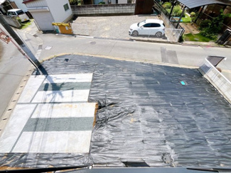 【駐車場】 | 対面式キッチンは家族との距離もぐっと近く感じられます。
お料理の間でも、目を見ながらコミュニケーションを楽むことも可能。キッチン前にテーブルを並べればお子様の宿題も見守ることができます。