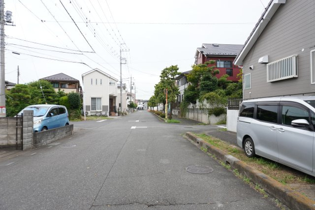 越谷市大字南荻島 中古戸建の前面道路含む現地写真
