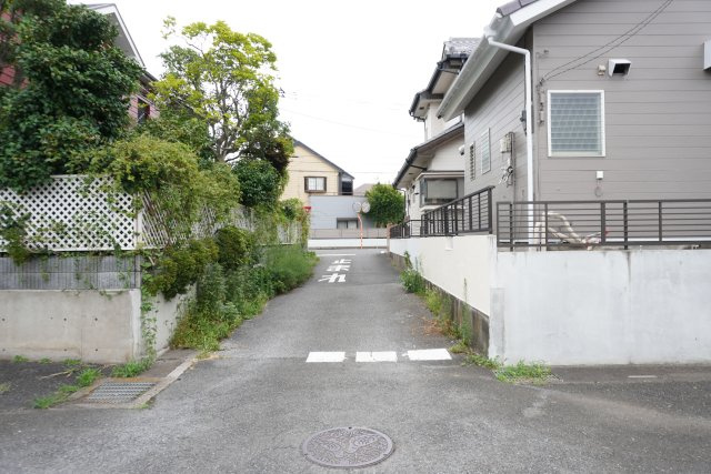 越谷市大字南荻島 中古戸建の前面道路含む現地写真