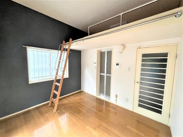 バルコニー側から見た室内