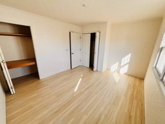 【洋室】 | 千葉市若葉区小倉台　中古一戸建て　千葉都市モノレール【小倉台】駅 | 南向きで採光の取れた明るい洋室。大きな窓から自然光がたっぷり差し込み、日中は照明いらずの心地よい空間です。毎日の暮らしを明るく快適に過ごせます。