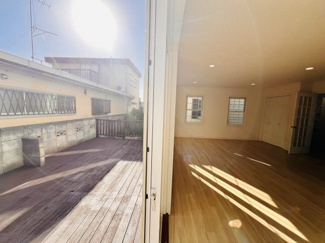 【バルコニー】 | 千葉市若葉区小倉台　中古一戸建て　千葉都市モノレール【小倉台】駅 | 家族や友人とくつろげる大きめのウッドデッキ。BBQやガーデンパーティーなど屋外での楽しみが広がります。陽だまりの中でのんびり過ごせる、心地よいアウトドア空間です。
