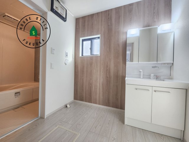 糟屋郡宇美町宇美東2丁目第6-2棟(1号棟)の脱衣所|ゆとりの洗面スペースで朝の身支度もスムーズに。暮らしを快適に変えるシャワー付洗面台です！