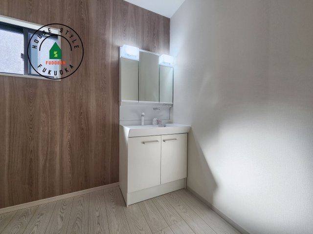 糟屋郡宇美町宇美東2丁目第6-2棟(1号棟)の独立洗面台|毎日使うものだから清潔な空間を保ちたい水回り。洗面にはそんな願いを解消させてくれる収納アイデアが満載です。三面鏡の裏側にはキャビネットが現れ小物から背の高い物まで収納できます。