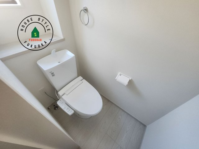 糟屋郡宇美町宇美東2丁目第6-2棟(1号棟)のトイレ|温水洗浄便座を完備しております。2ヶ所にトイレがあるのは朝の慌ただしい時間も安心です。