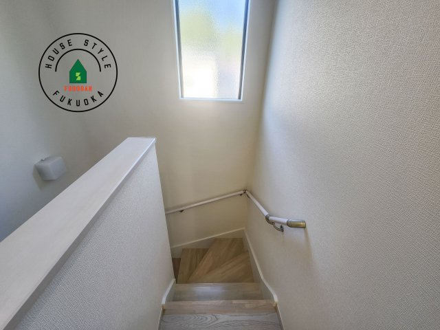 糟屋郡宇美町宇美東2丁目第6-2棟(1号棟)の内装|階段からも明るい光が入ります。採光や通風も階段の重要な役割です。