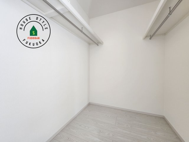 糟屋郡宇美町宇美東2丁目第6-2棟(1号棟)の収納|洋服や大きな荷物が多い方や人数の多いご家族などは、一般的なクローゼットよりもウォークインクローゼットのほうが使い勝手が良いです。