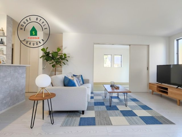 糟屋郡宇美町宇美東2丁目第6-2棟(1号棟)の居間・リビング|明るく開放的なリビングダイニングは豊かな陽光が注ぎ込み、やすらぎの空間を演出してくれます。ご家族で楽しいひとときをお過ごし下さい。※家具はCGを合成したものです。