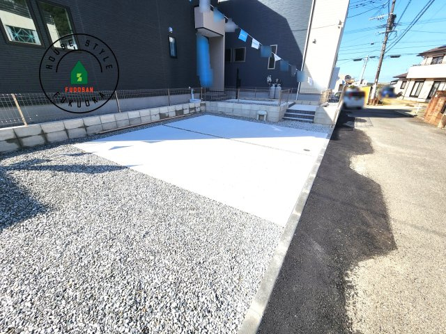 糟屋郡宇美町宇美東2丁目第6-2棟(1号棟)の駐車場|広々した駐車場になります。3台並列駐車となります。