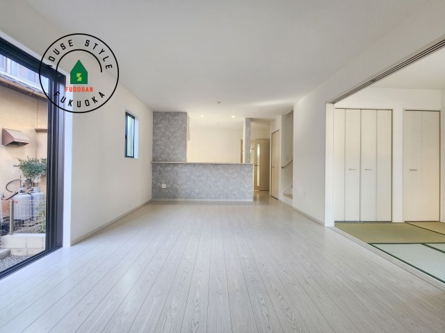 糟屋郡宇美町宇美東2丁目第6-2棟(1号棟)の居間・リビング|ご家族を近くに感じられる対面キッチンのLDK。会話もはずみそうですね。