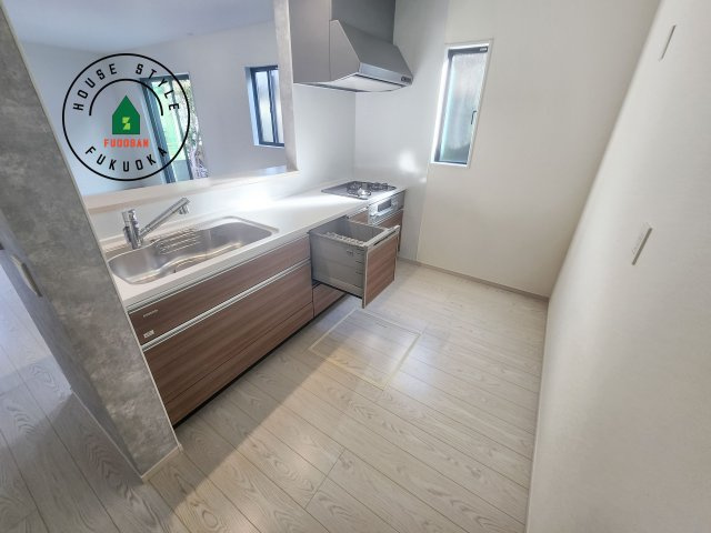 糟屋郡宇美町宇美東2丁目第6-2棟(1号棟)のキッチン|ダイニングテーブルへの配膳がラクラク、お料理はかどるカウンター付きシステムキッチン！