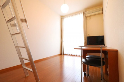 【居間・リビング】 | レオパレス曽我部 | ロフトタイプは天井が高く開放的な窓から日が差し込みます！