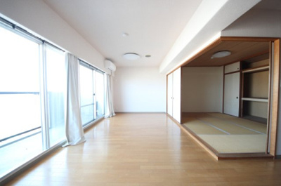 【居間・リビング】 | レークパレス大津堅田 | リビング別角度