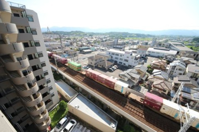 【展望】 | レークパレス大津堅田 | 通路側の眺望、電車好きにはたまりません