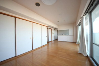 【居間・リビング】 | レークパレス大津堅田 | リビング、和室襖閉状態