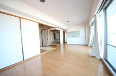 【居間・リビング】 | レークパレス大津堅田 | リビング別角度