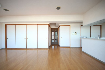 【居間・リビング】 | レークパレス大津堅田 | リビング、和室襖閉状態