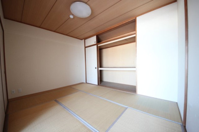 【和室】 | レークパレス大津堅田 | 南側和室、大容量収納付き