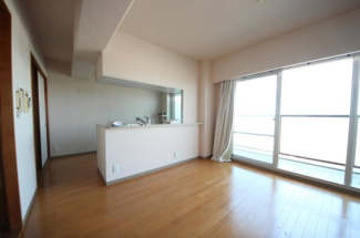 【キッチン】 | レークパレス大津堅田 | リビングを見渡せるキッチン