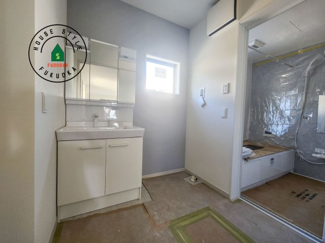 糟屋郡宇美町宇美東2丁目第6-2棟(2号棟)の脱衣所|ゆとりの洗面スペースで朝の身支度もスムーズに。暮らしを快適に変えるシャワー付洗面台です！