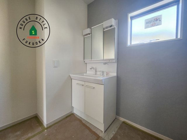 糟屋郡宇美町宇美東2丁目第6-2棟(2号棟)の独立洗面台|毎日使うものだから清潔な空間を保ちたい水回り。洗面にはそんな願いを解消させてくれる収納アイデアが満載です。三面鏡の裏側にはキャビネットが現れ小物から背の高い物まで収納できます。