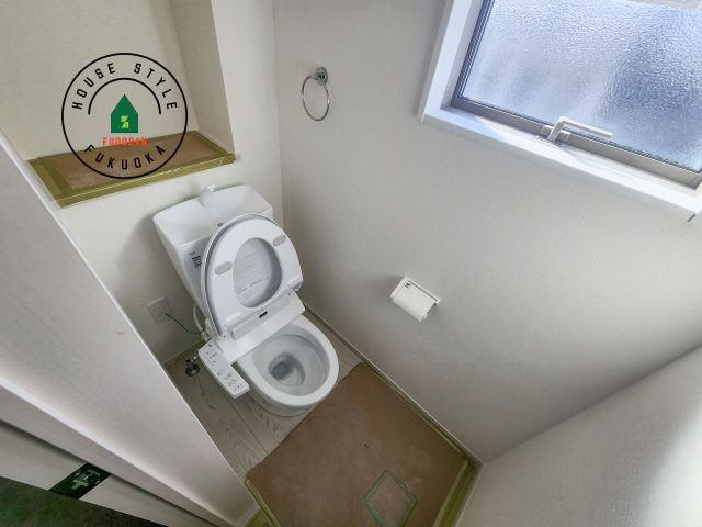 糟屋郡宇美町宇美東2丁目第6-2棟(2号棟)のトイレ|温水洗浄便座を完備しております。2ヶ所にトイレがあるのは朝の慌ただしい時間も安心です。