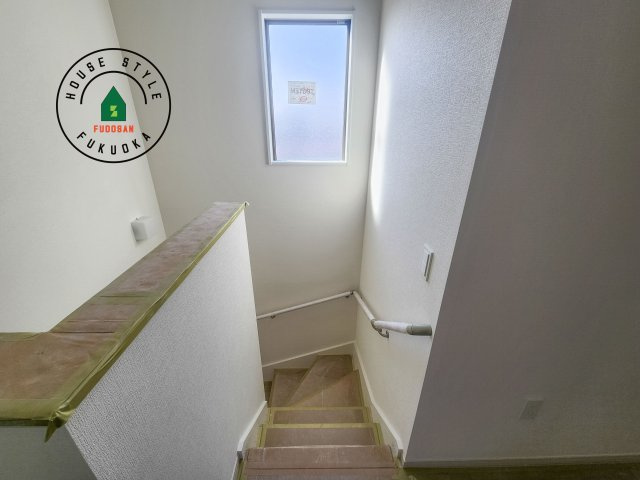 糟屋郡宇美町宇美東2丁目第6-2棟(2号棟)の内装|階段からも明るい光が入ります。採光や通風も階段の重要な役割です。