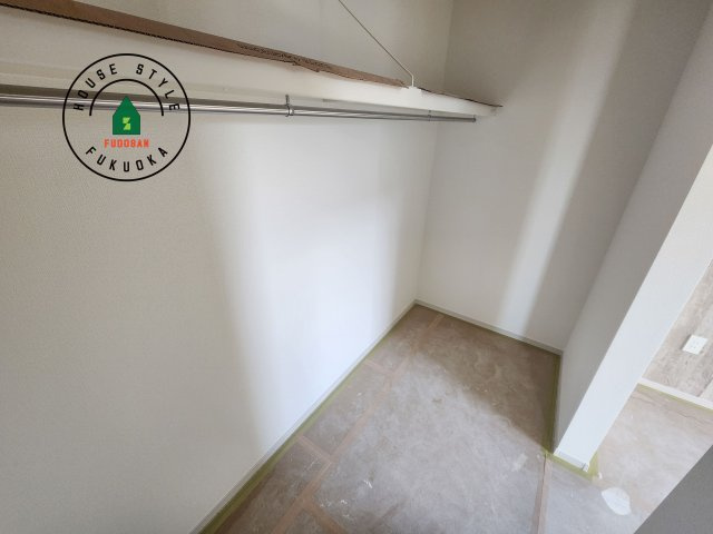 糟屋郡宇美町宇美東2丁目第6-2棟(2号棟)の収納|洋服や大きな荷物が多い方や人数の多いご家族などは、一般的なクローゼットよりもウォークインクローゼットのほうが使い勝手が良いです。