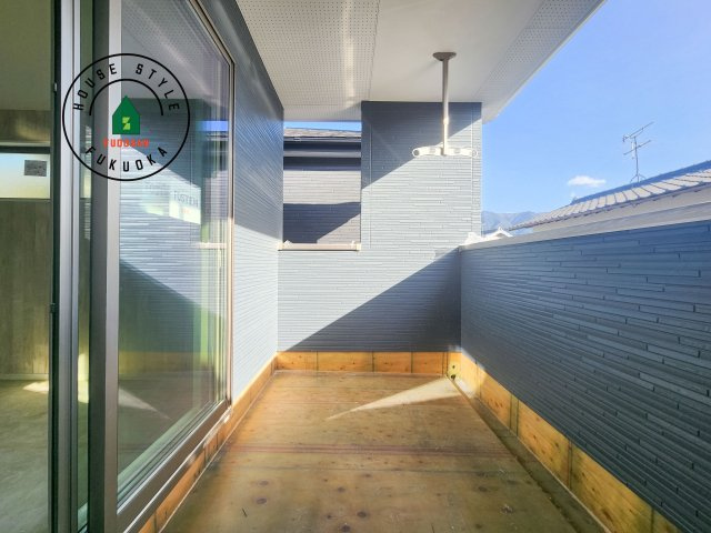 糟屋郡宇美町宇美東2丁目第6-2棟(2号棟)のバルコニー|風をしっかりと感じられるバルコニーでは、毎日が洗濯日和です。広々としているので洗濯も楽しくなるでしょうし、気分転換にバルコニーからの眺めを楽しむのもいいでしょう。