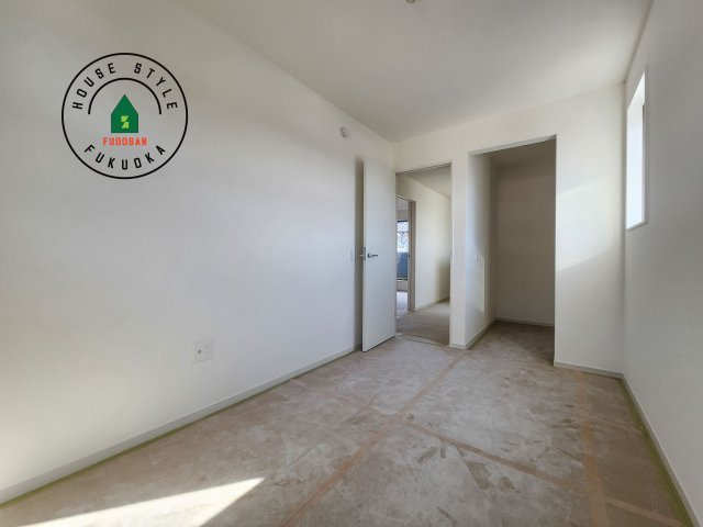 糟屋郡宇美町宇美東2丁目第6-2棟(2号棟)の子供部屋|柔らかい陽光が差し込む明るいお部屋を演出する設計。彩光の取れる窓が気持ちの良いお部屋を創り上げます。