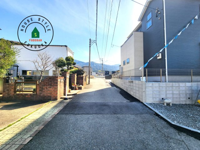 糟屋郡宇美町宇美東2丁目第6-2棟(2号棟)の前面道路含む現地写真|前面道路は閑静な住宅地をはしる車通りの少ない道路。お車の出し入れが苦手なママや小さなお子様にも安心ですね。しっかり舗装もされているので、ベビーカーや自転車で通っても快適に通行できます。