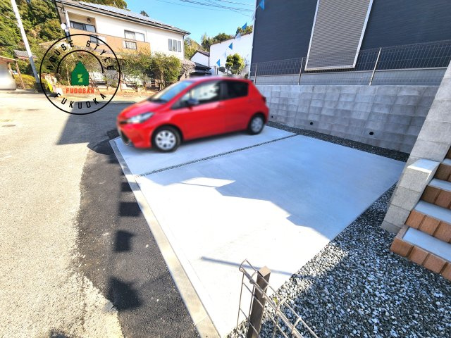 糟屋郡宇美町宇美東2丁目第6-2棟(2号棟)の駐車場|広々した駐車場になります。3台並列駐車となります。