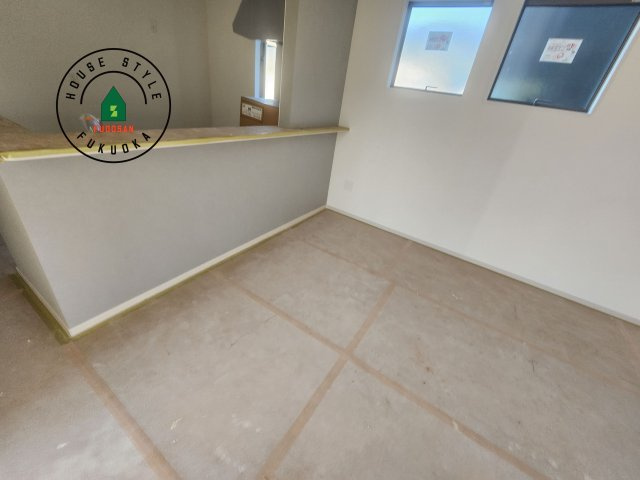 糟屋郡宇美町宇美東2丁目第6-2棟(2号棟)のダイニング|キッチンから立ち込める香りが今日の料理を期待させます。