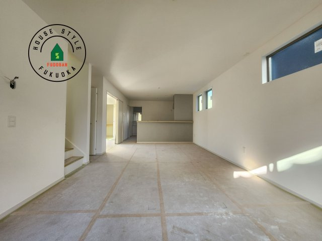 糟屋郡宇美町宇美東2丁目第6-2棟(2号棟)の居間・リビング|ご家族を近くに感じられる対面キッチンのLDK。会話もはずみそうですね。