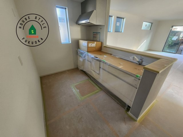 糟屋郡宇美町宇美東2丁目第6-2棟(2号棟)のキッチン|ダイニングテーブルへの配膳がラクラク、お料理はかどるカウンター付きシステムキッチン！