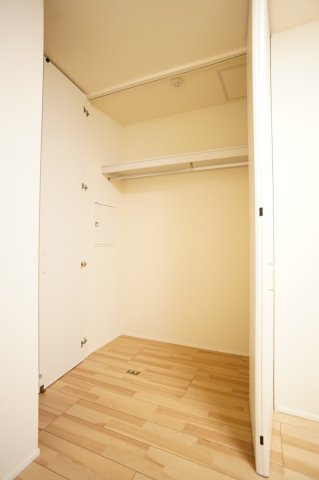 レーヴマニフィック小岩の収納|奥行きのあるクローゼット