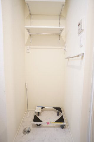 レーヴマニフィック小岩のその他|室内洗濯機置場♪上部に収納棚有り