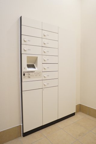 レーヴマニフィック小岩のロビー|宅配BOX、メールBOX完備