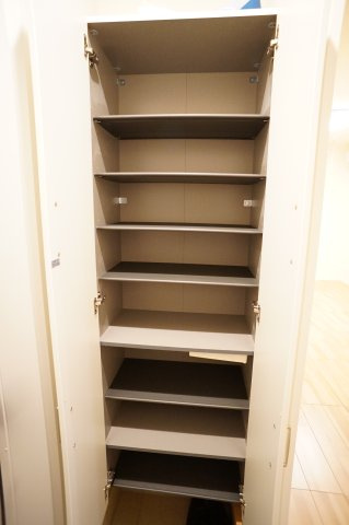 レーヴマニフィック小岩の玄関|大容量のシューズBOX