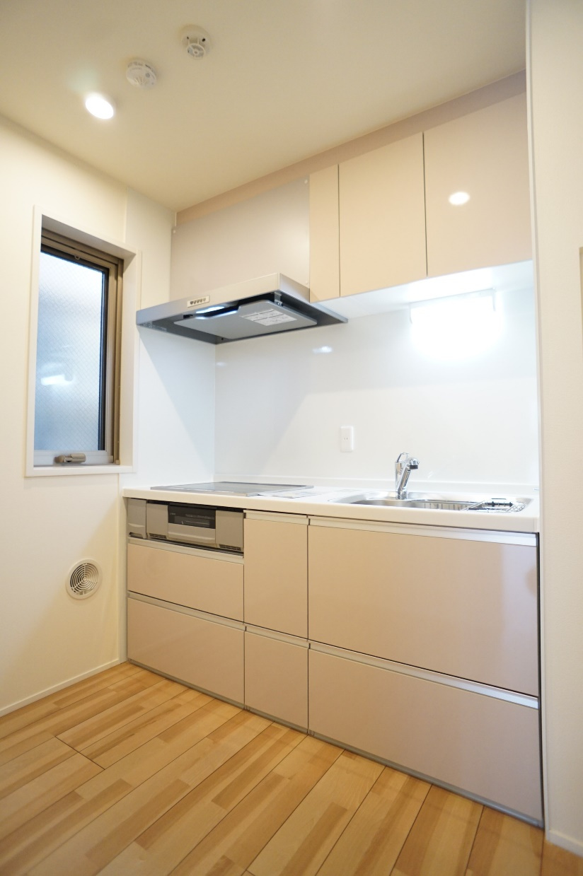 レーヴマニフィック小岩のキッチン|システムキッチンは3口IHヒーター・グリル付き