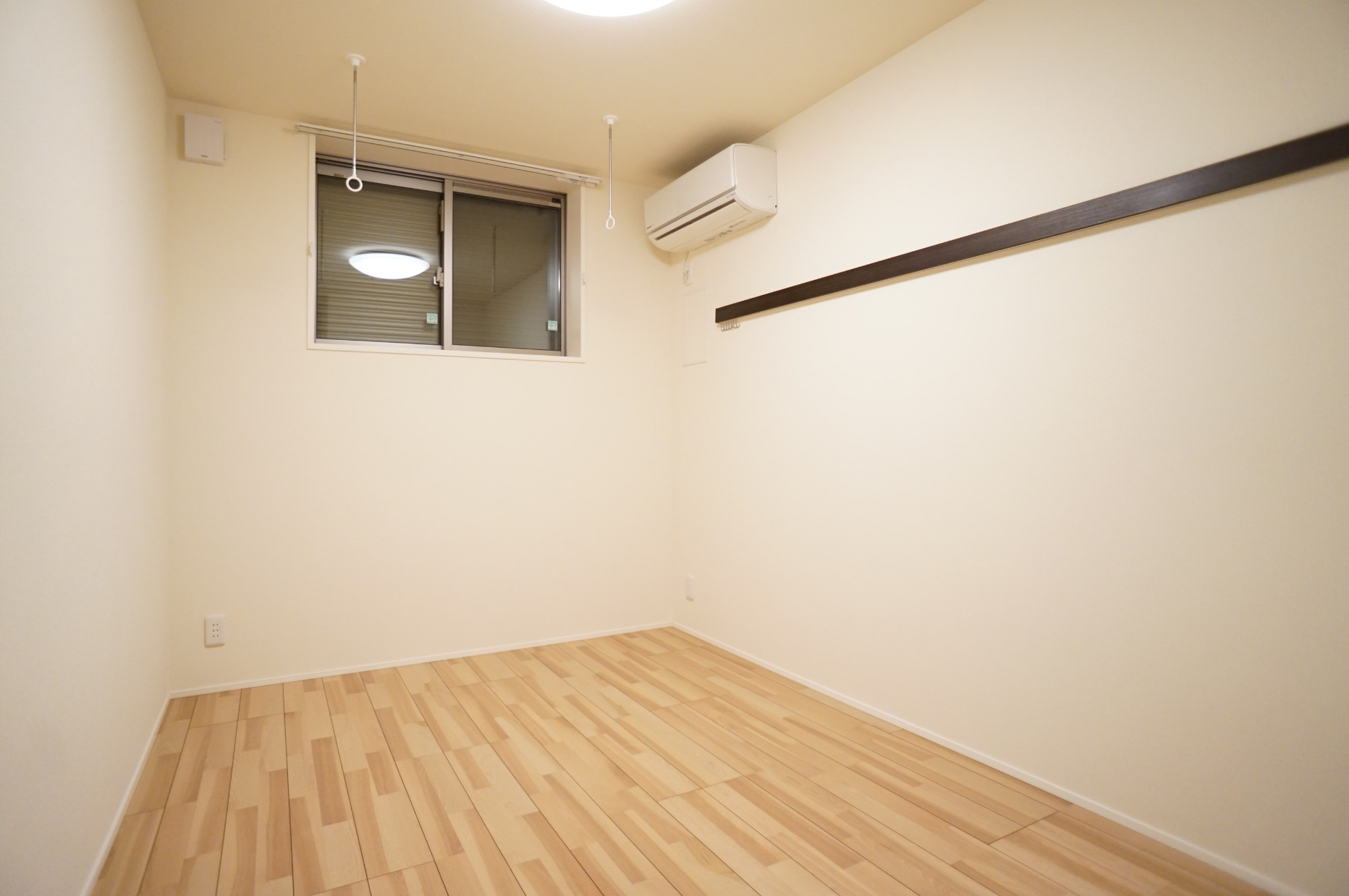 レーヴマニフィック小岩の寝室|室内物干し竿掛け・ピクチャーレール有り